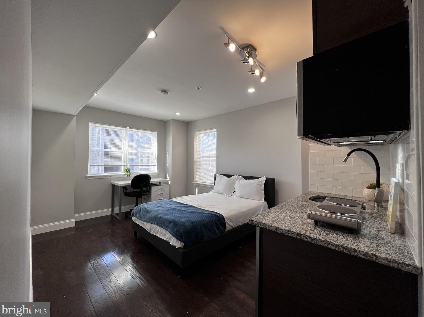 530 Preston St, Philadelphia PA 19104-1563 exterior