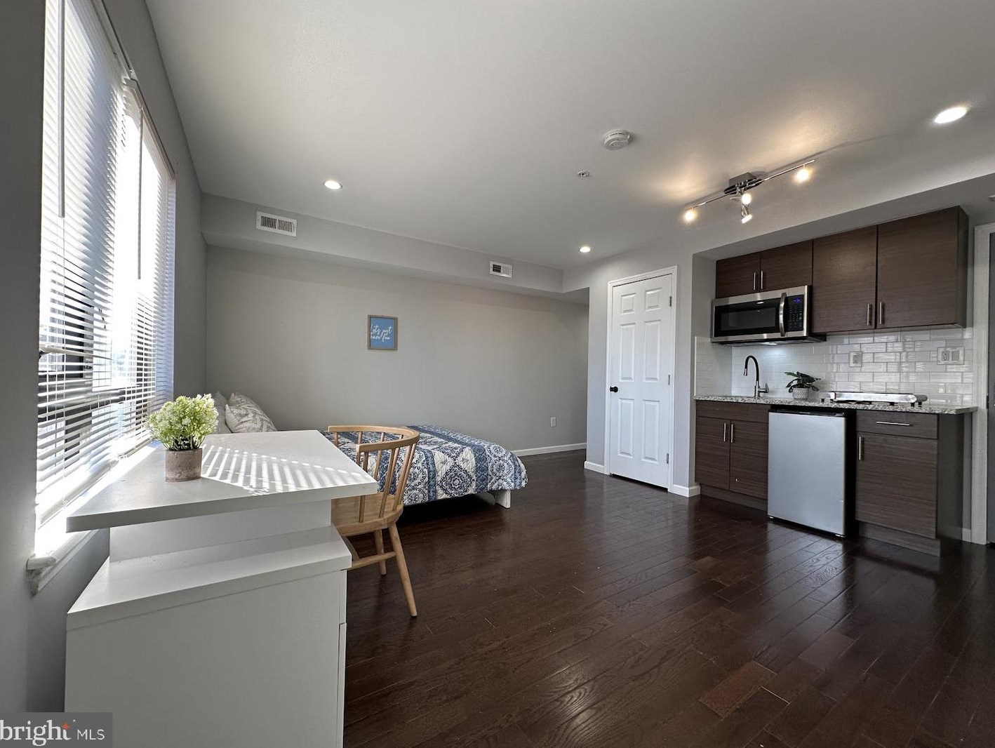 530 Preston St, Philadelphia PA 19104-1563 exterior