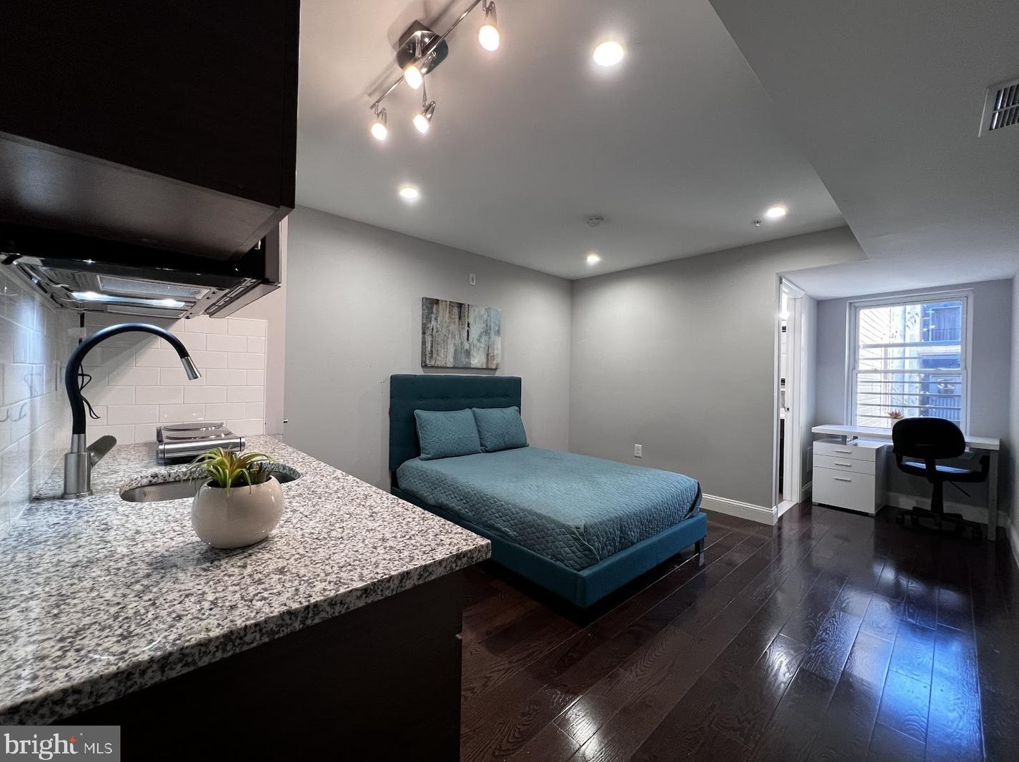 530 Preston St, Philadelphia PA 19104-1563 exterior