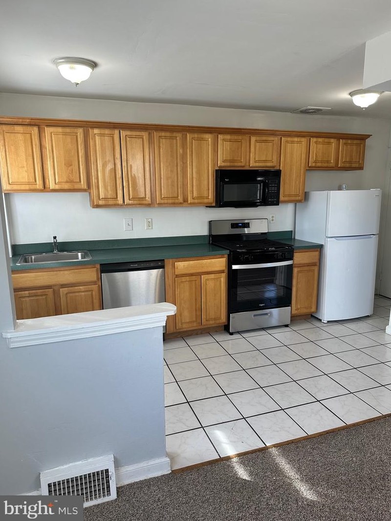 497 Kingsley St, Philadelphia PA  19128-3604 exterior