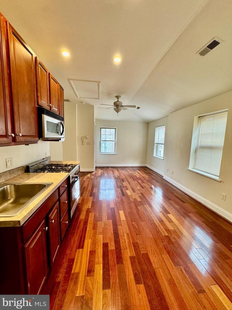307 Pine St #3r, Philadelphia, PA 19106