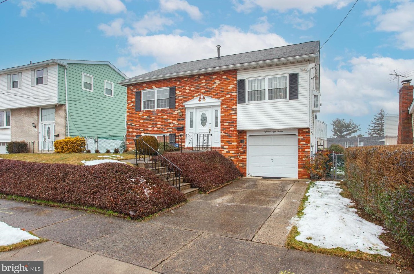 1857 Sanford St, Philadelphia, PA 19116-3845