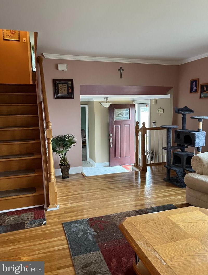 9732 Lochwood Rd, Philadelphia, PA 19115-2516
