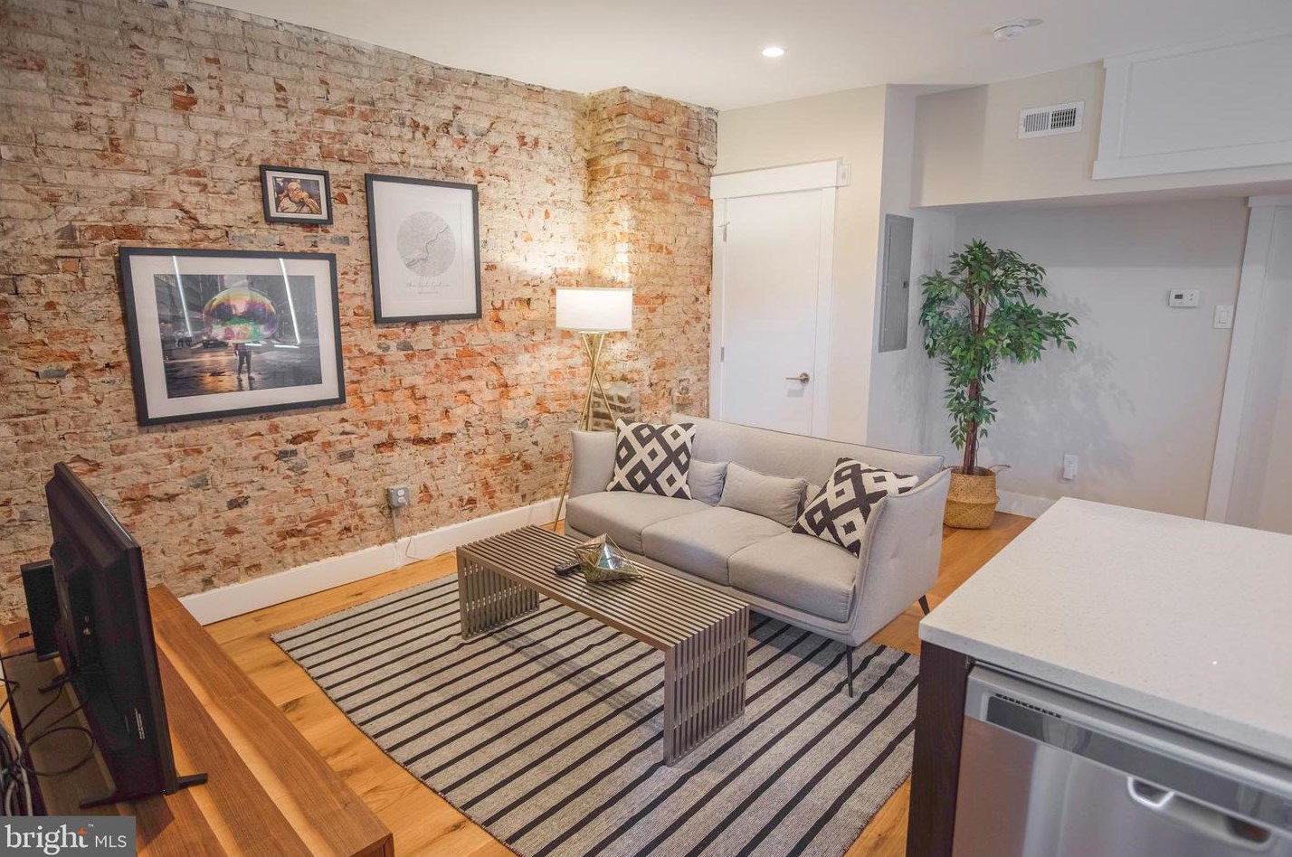 238 S 20th St #401, Philadelphia, PA 19103