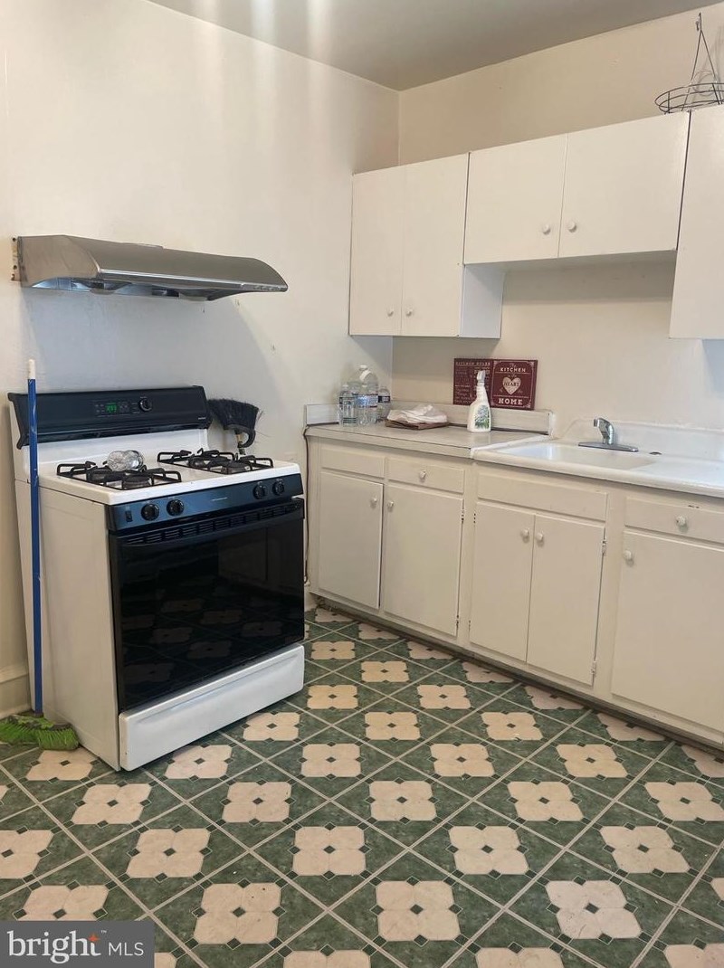 752 Herkness St, Philadelphia, PA 19124-3517