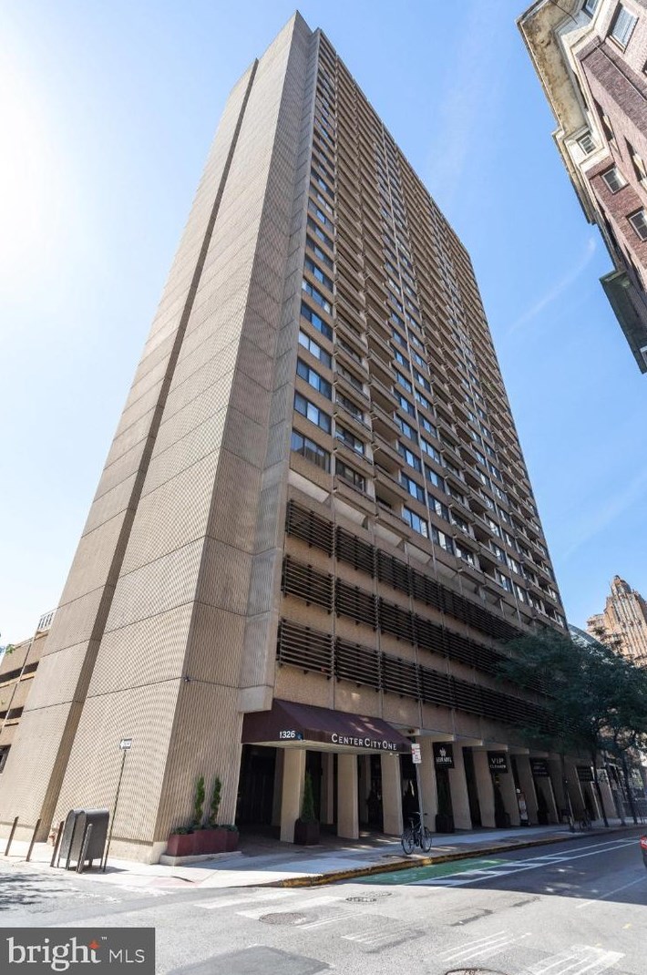 1326 Spruce St, Philadelphia PA  19107-5826 exterior