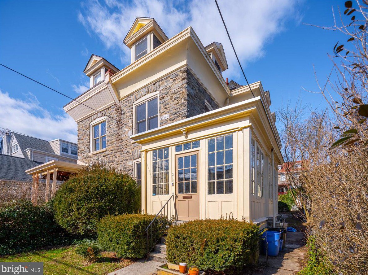 215 E Gravers Ln, Philadelphia, PA 19118