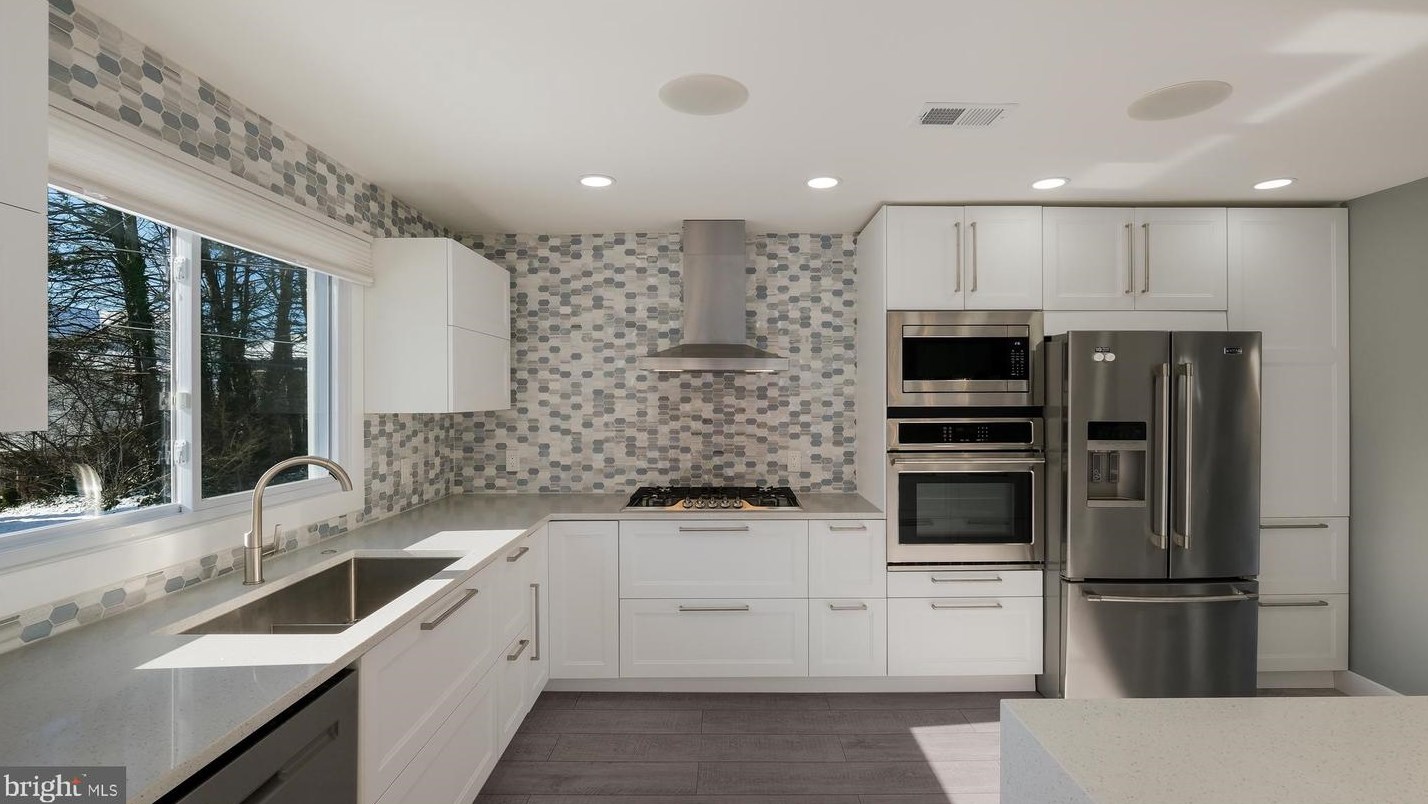 9815 Layton Rd, Philadelphia, PA 19115-1914