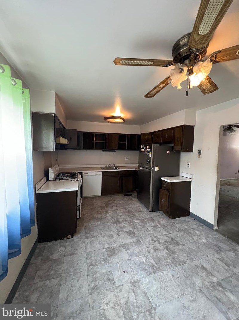 7820 Venus Pl, Philadelphia, PA 19153-1222