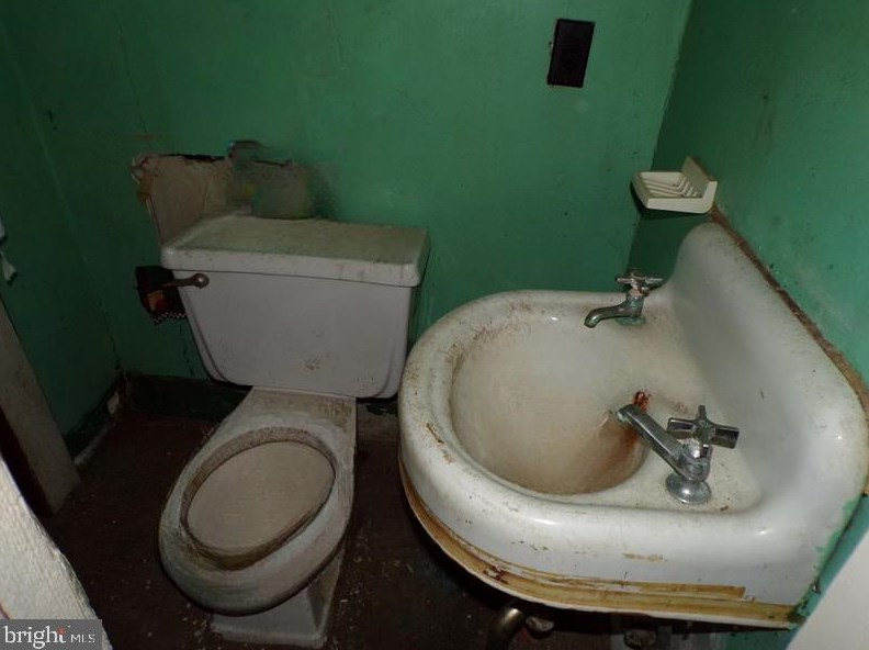 236 Hortter St, Philadelphia PA  19119-2204 exterior