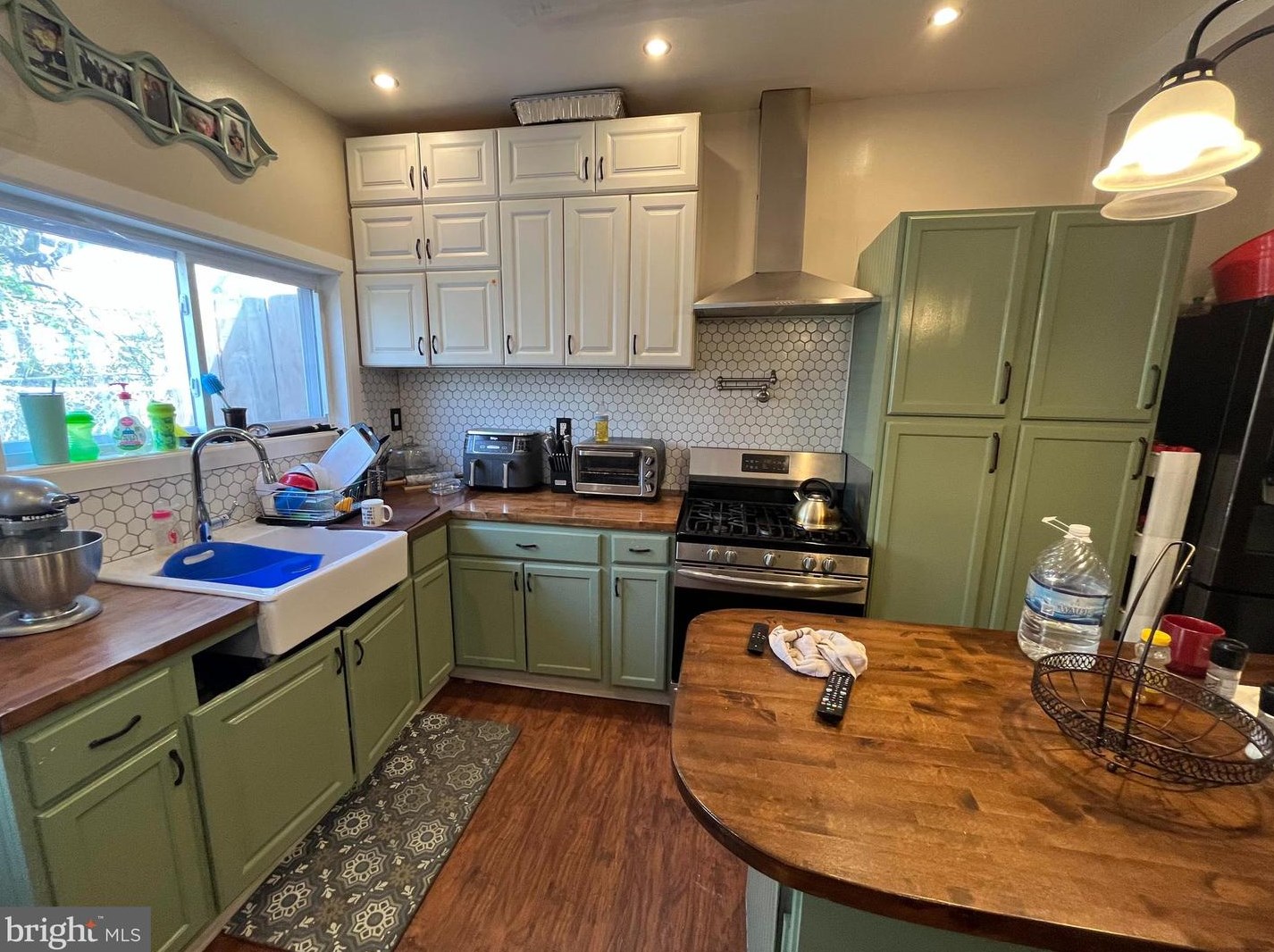 6027 Thompson St, Philadelphia PA 19121-4727 exterior