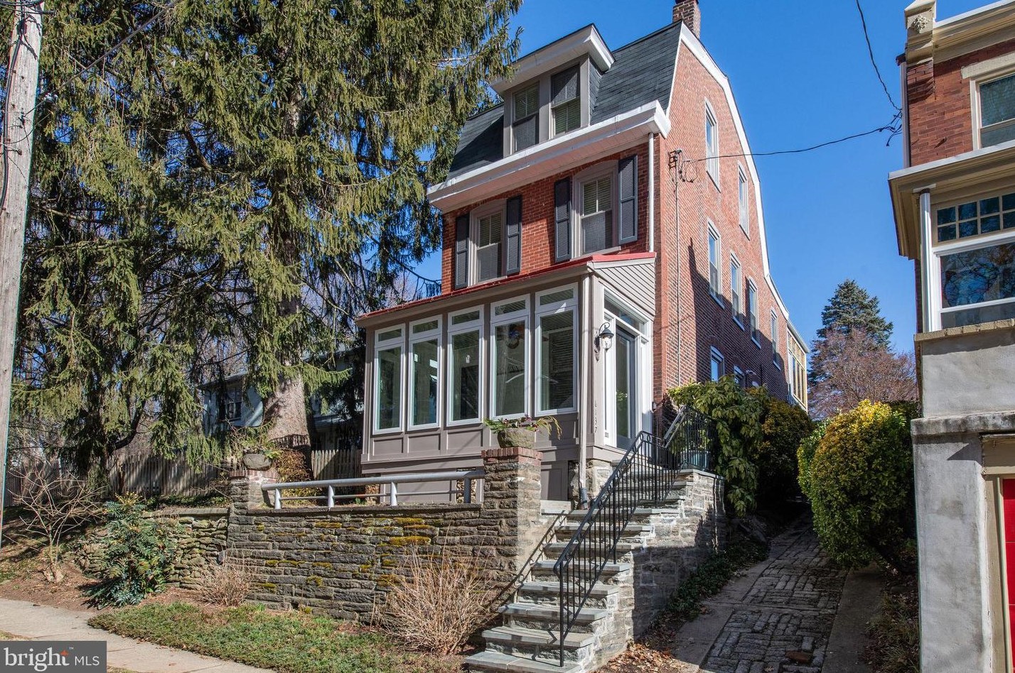 8137 Roanoke St, Philadelphia, PA 19118-3949