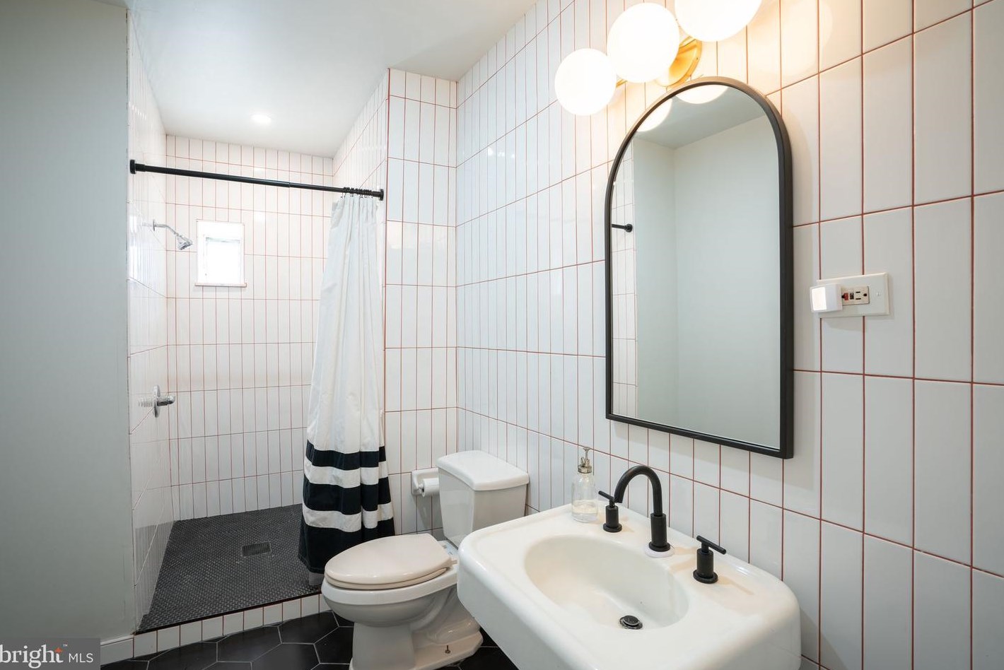 1241 S 6th St #1, Philadelphia, PA 19147