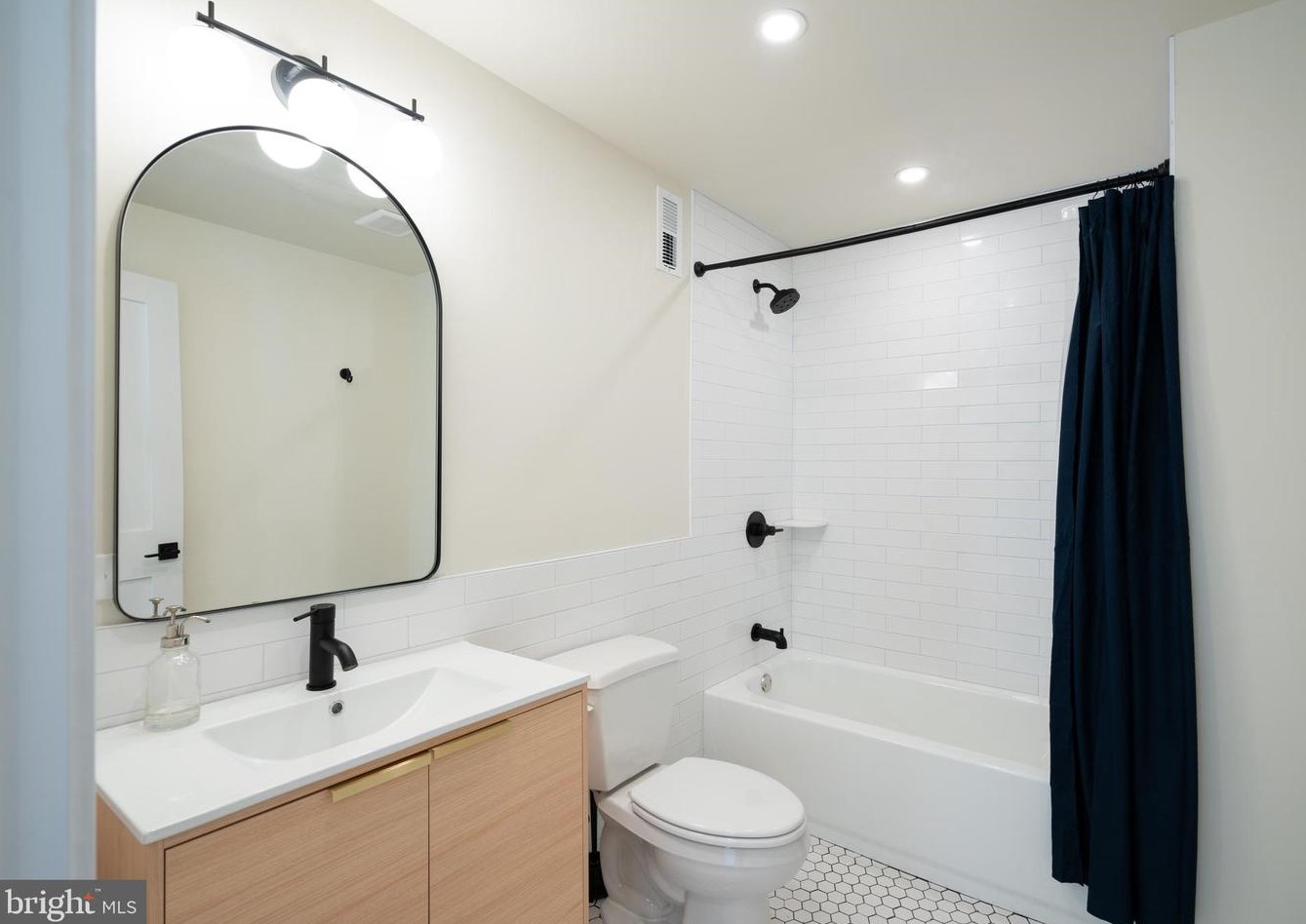 1241 S 6th St #2, Philadelphia, PA 19147