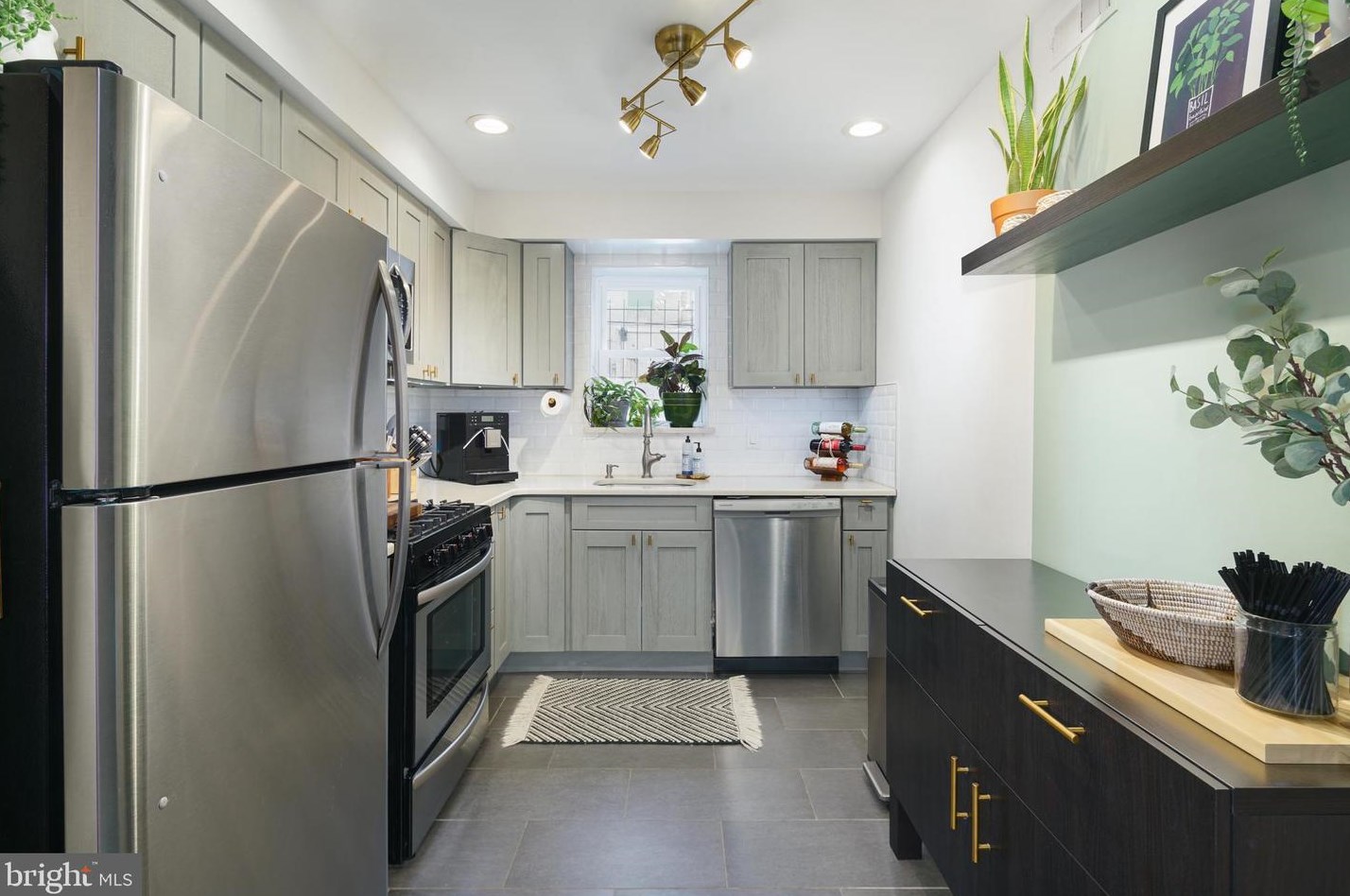 409 Hoffman St, Philadelphia PA  19148-2520 exterior