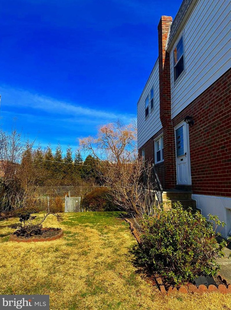 2121 Berwyn St, Philadelphia, PA 19115