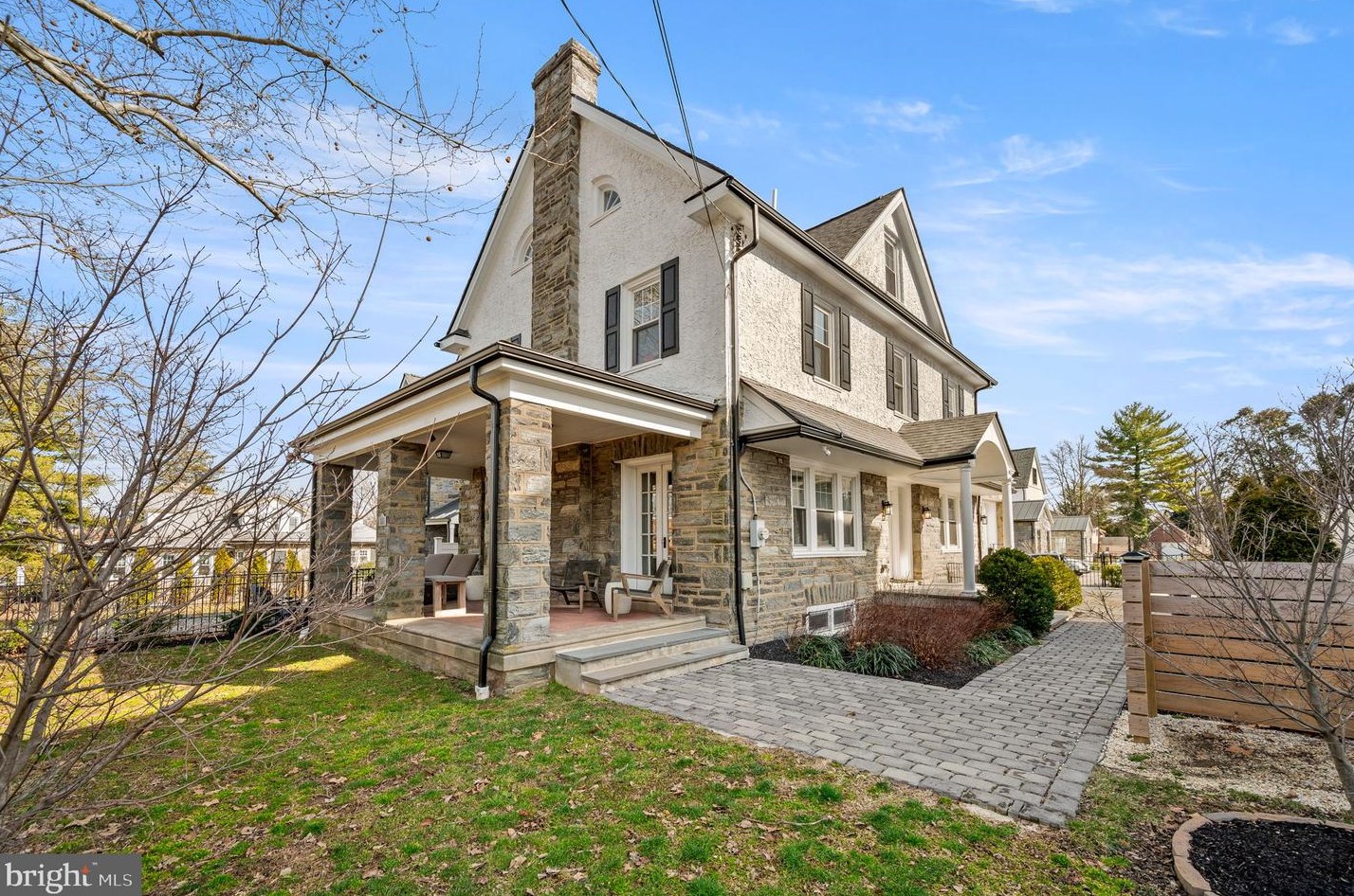 551 Walnut Ln, Philadelphia PA  19128-1742 exterior