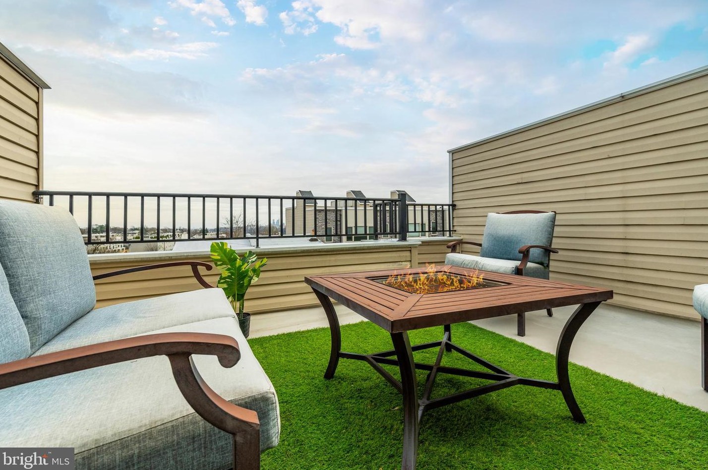 270 Delmar St, Philadelphia PA 19128-4502 exterior