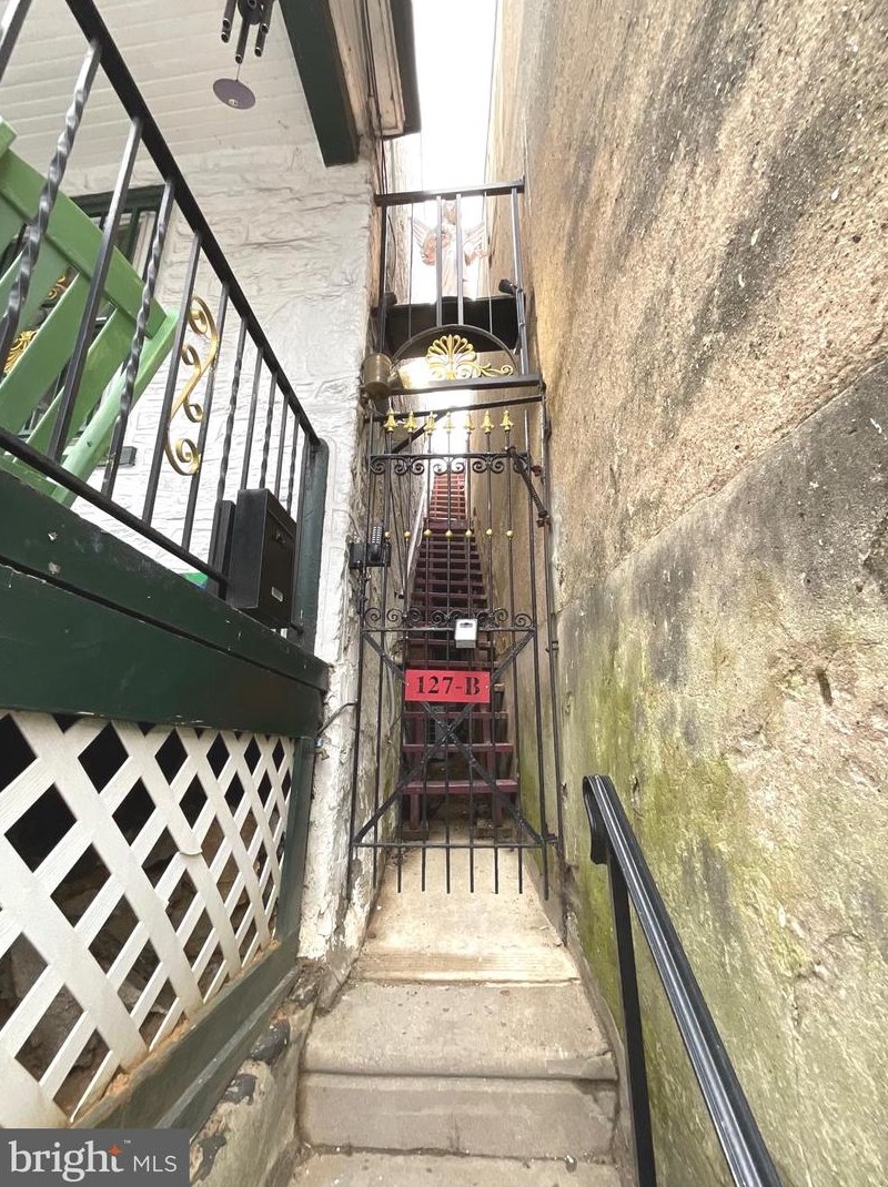 127 Green Ln, Philadelphia, PA 19127-1222