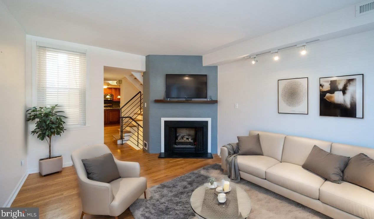 410 Lombard St, Philadelphia, PA 19147