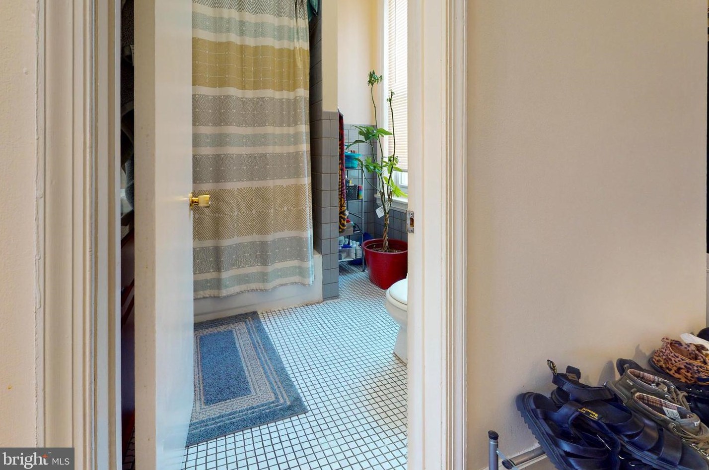 804 Corinthian Ave, Philadelphia PA 19130-1442 exterior