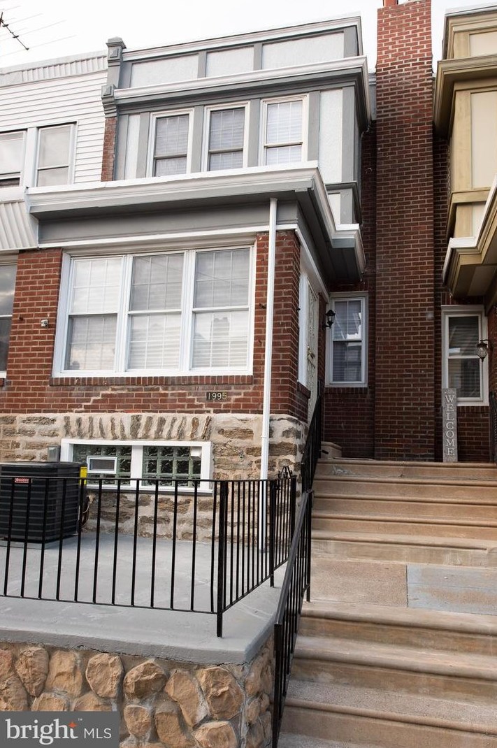 1995 Elston St, Philadelphia, PA 19138-2720