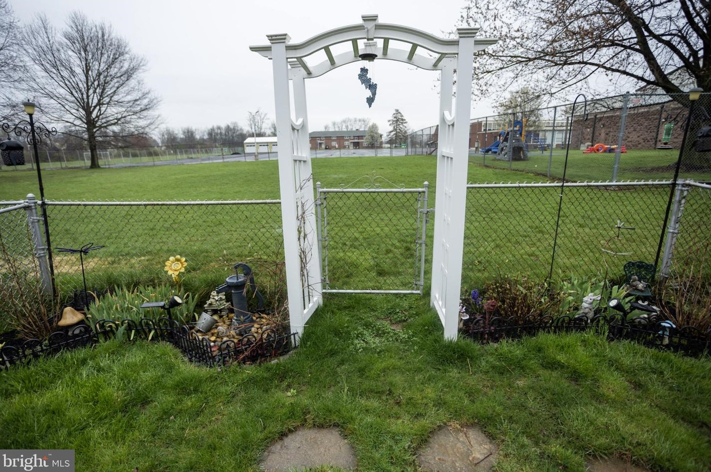 12527 Chilton Rd, Philadelphia PA 19154-1305 exterior