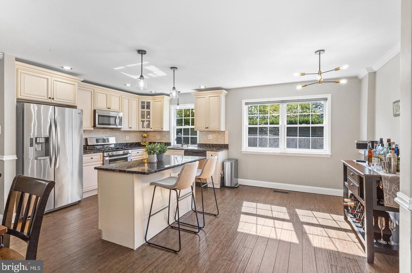 823 Green Valley Dr, Philadelphia, PA 19128