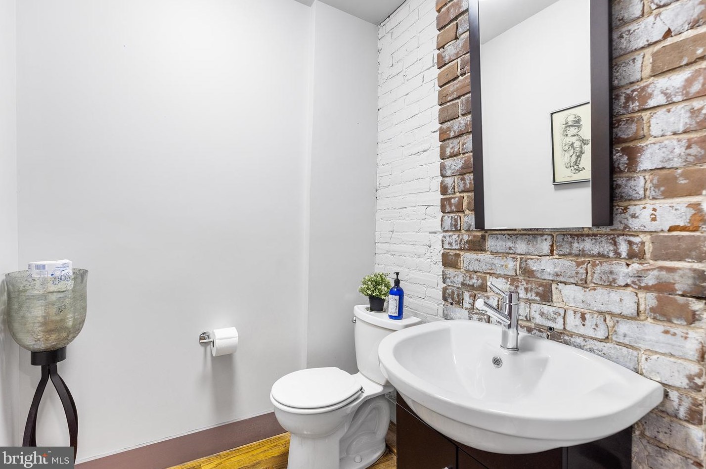 2309 Wallace St, Philadelphia PA 19130-3105 exterior