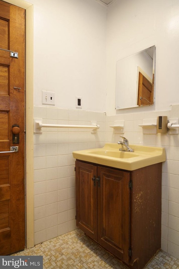 5603 Hunter St, Philadelphia PA  19131-3402 exterior