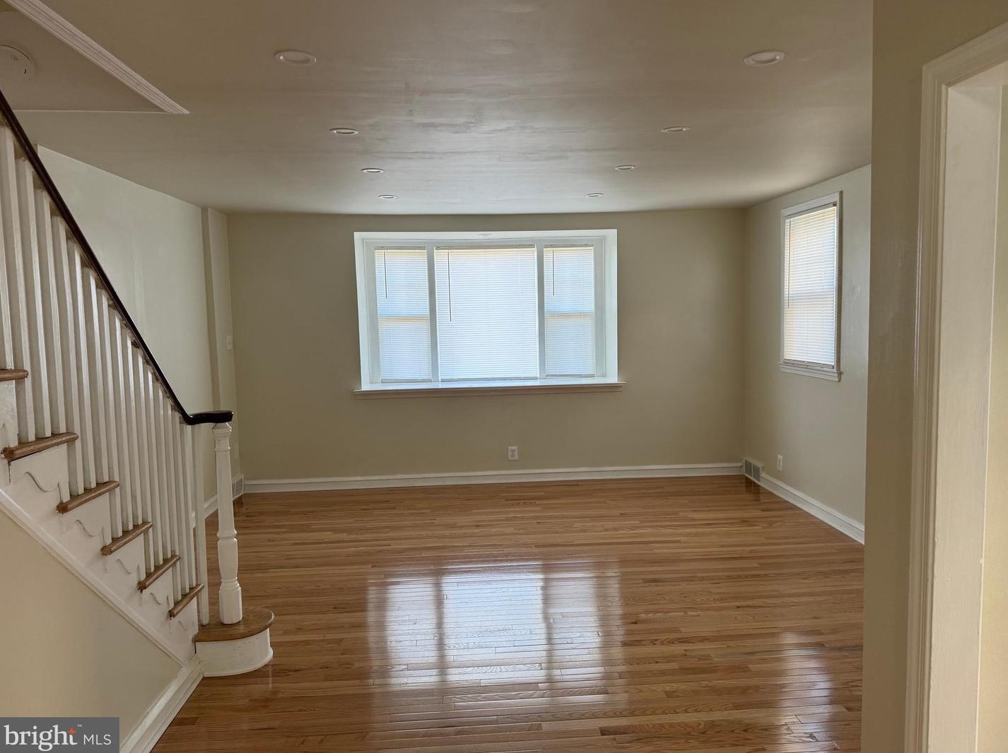 907 Longshore Ave, Philadelphia, PA 19111