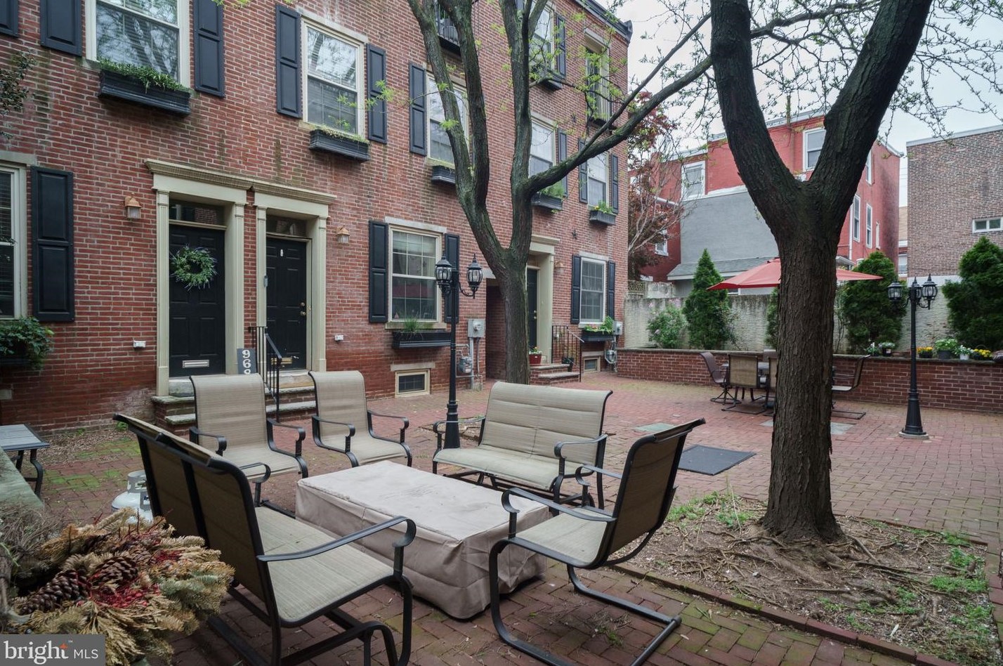 972 Lawrence St, Philadelphia, PA 19123-1438