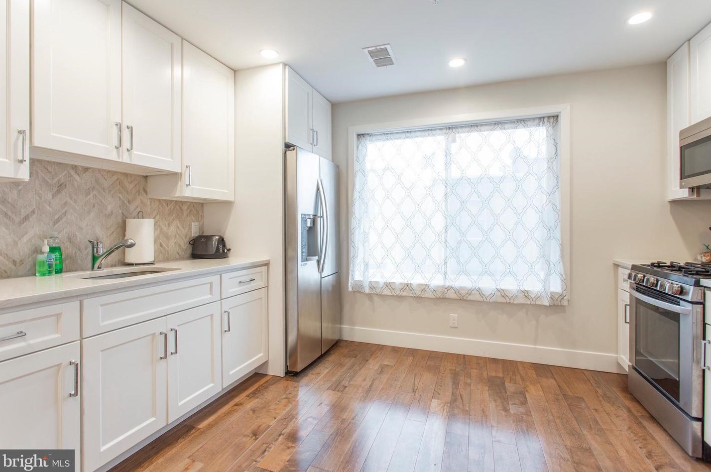 2009 Oakford St, Philadelphia, PA 19146-4329