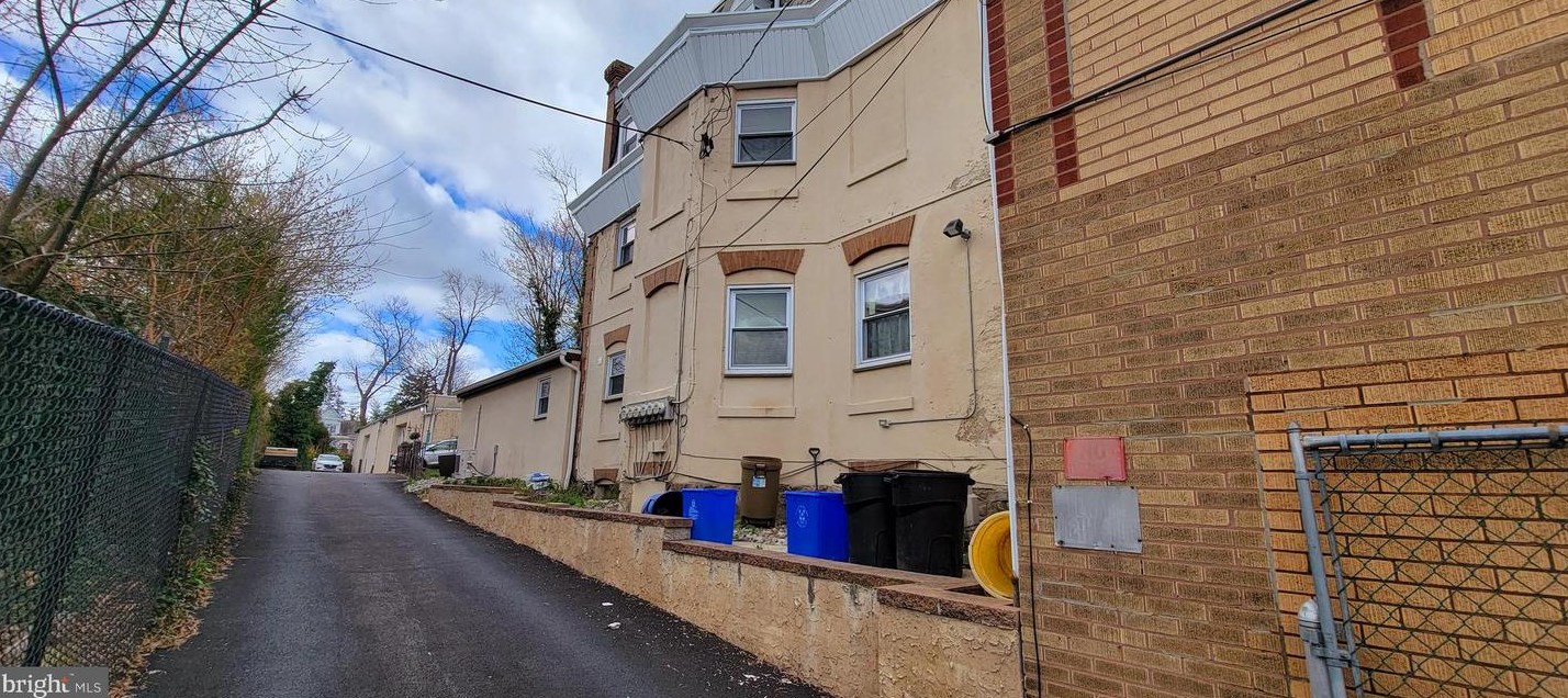 322 Loney St, Philadelphia, PA 19111-2266