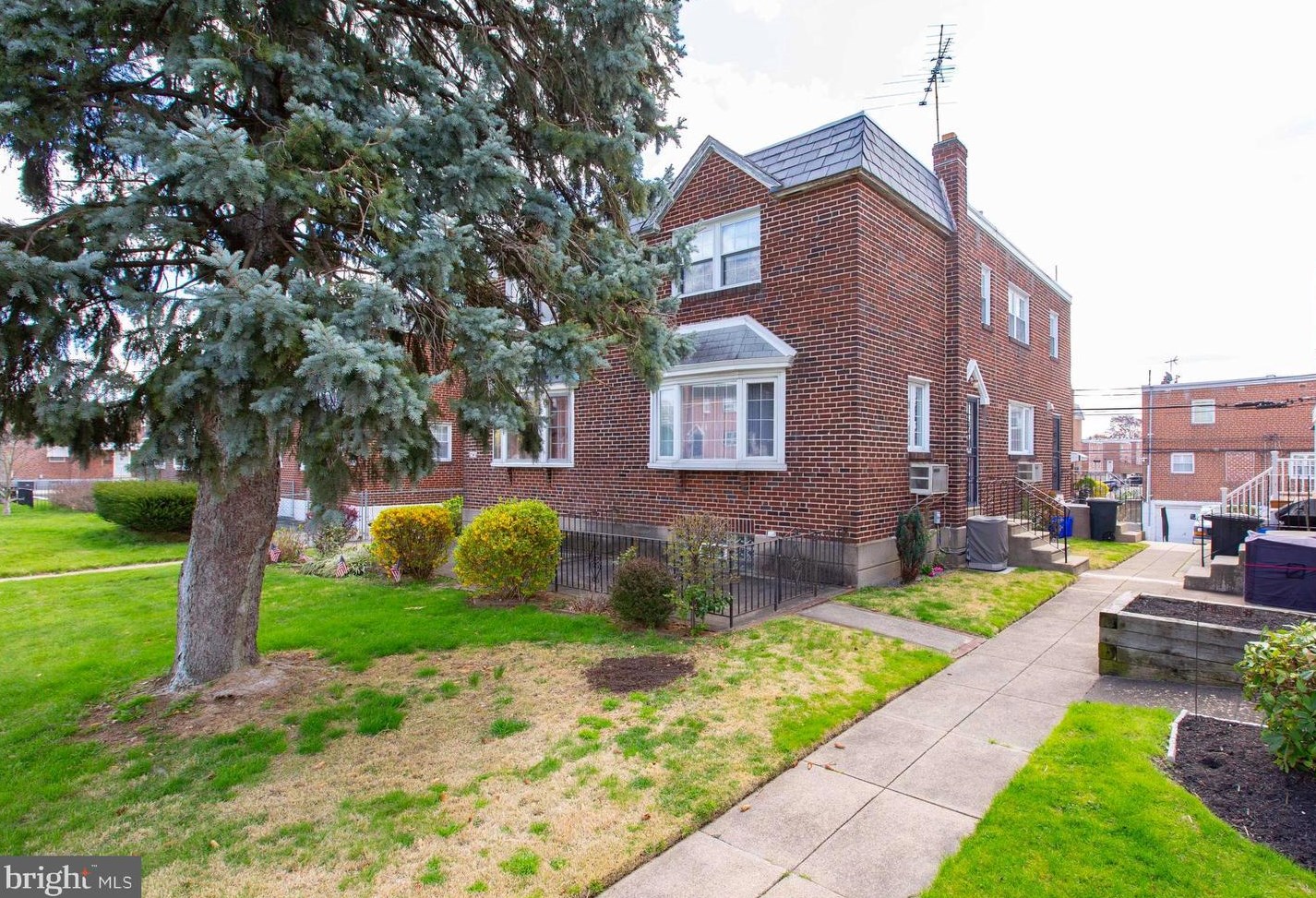 7341 Revere St, Philadelphia, PA 19152-4407