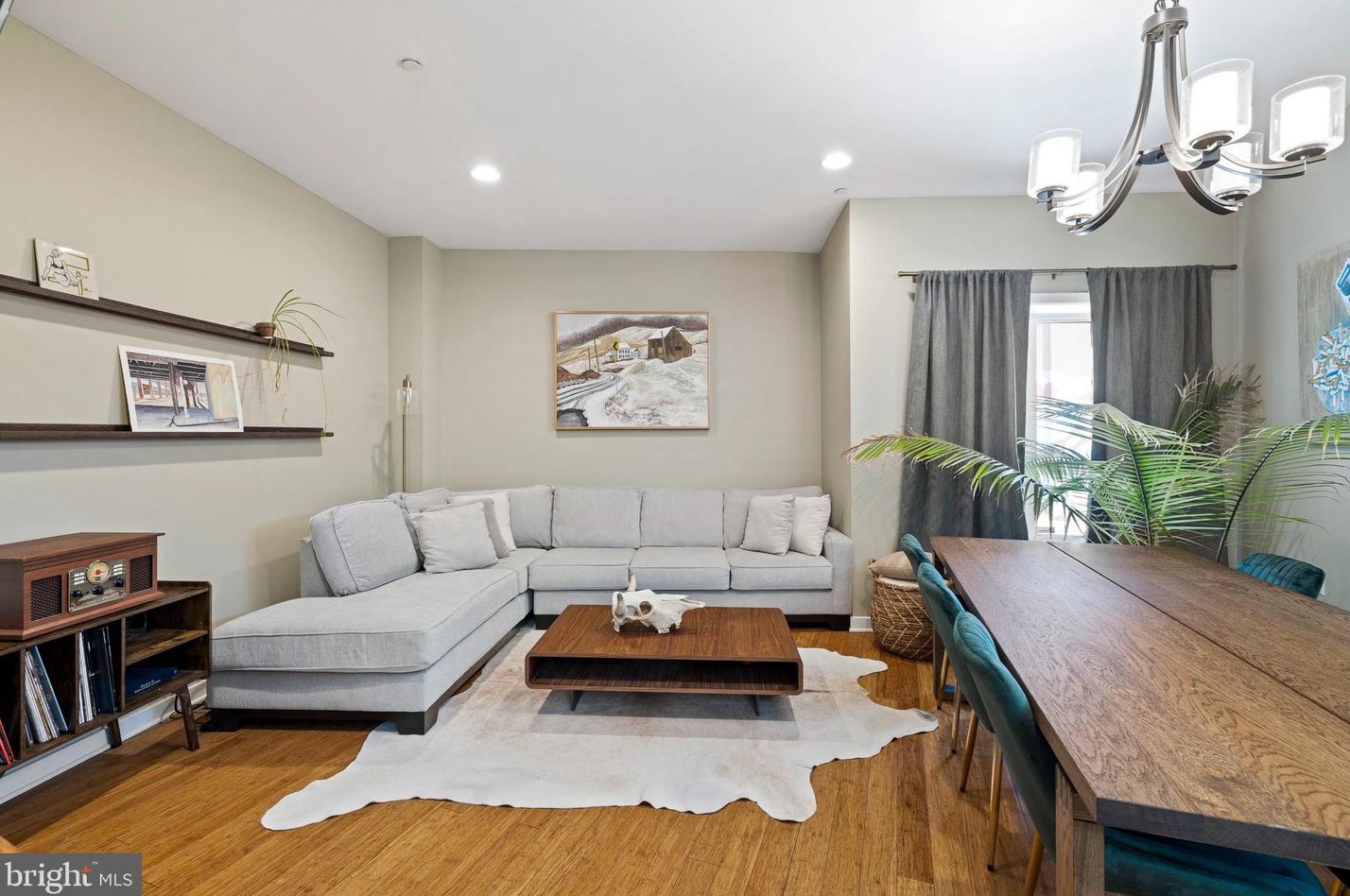 902 New Market St, Philadelphia, PA 19123-2306