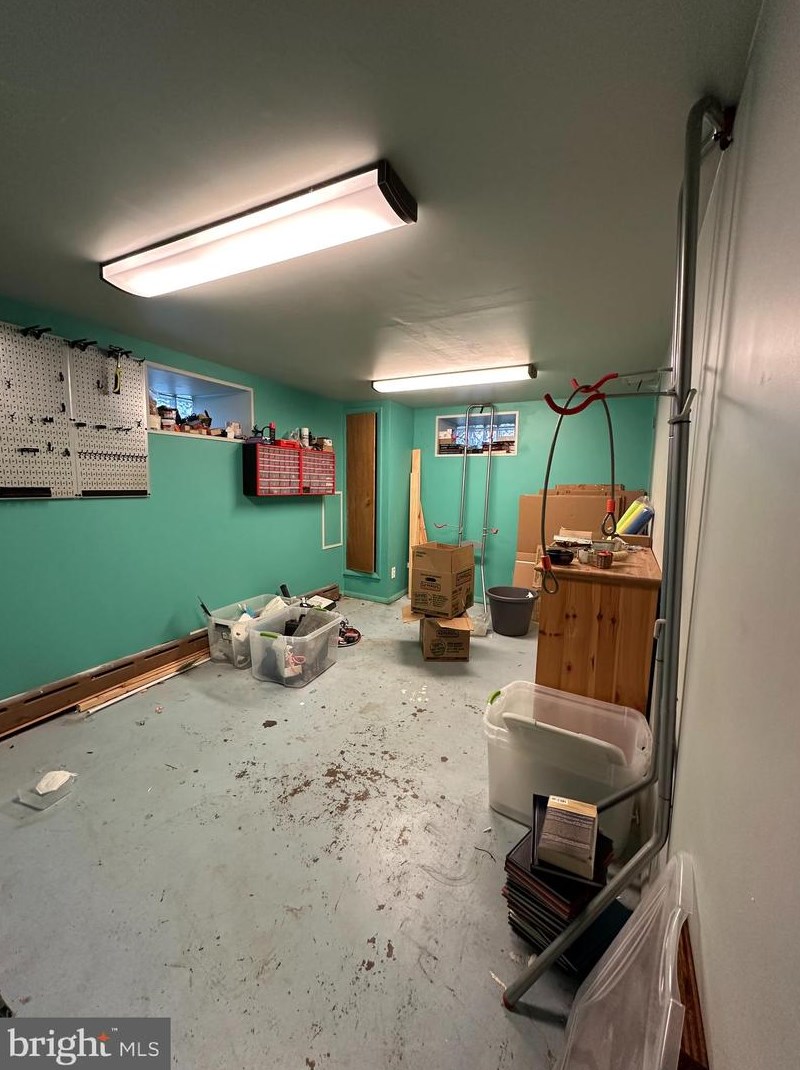 627 Kingsley St, Philadelphia PA 19128-3604 exterior