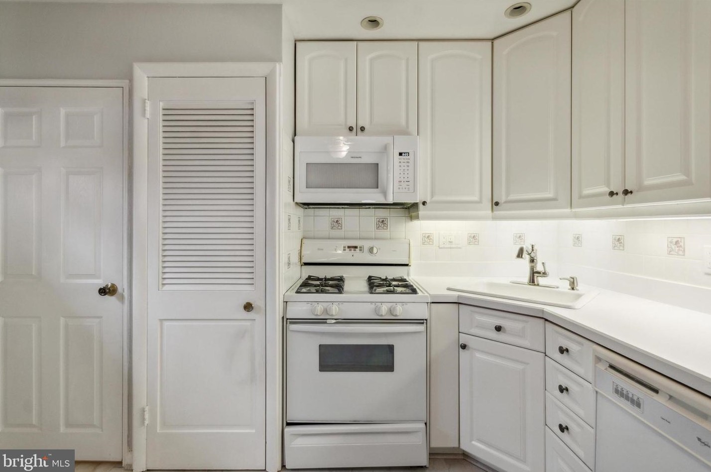 8715 Macon St, Philadelphia PA 19152-1408 exterior