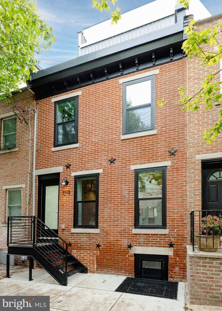 1018 Chadwick St, Philadelphia, PA 19146-2008