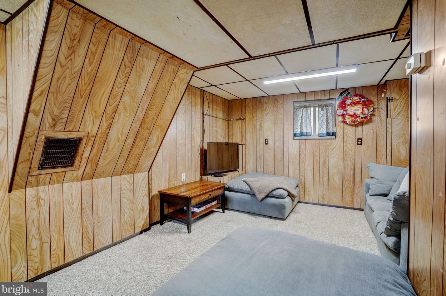 8716 Sagamore Rd, Philadelphia PA 19128-1119 exterior