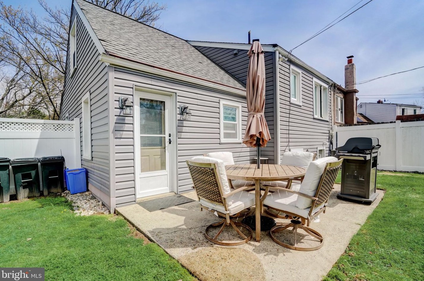 8716 Sagamore Rd, Philadelphia PA 19128-1119 exterior