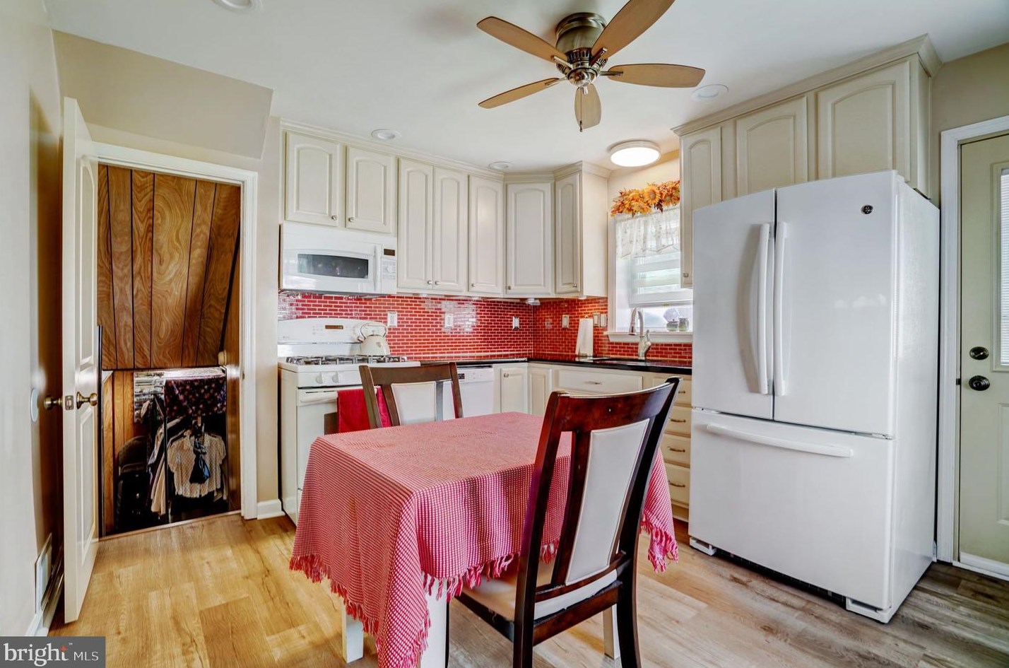 8716 Sagamore Rd, Philadelphia PA 19128-1119 exterior