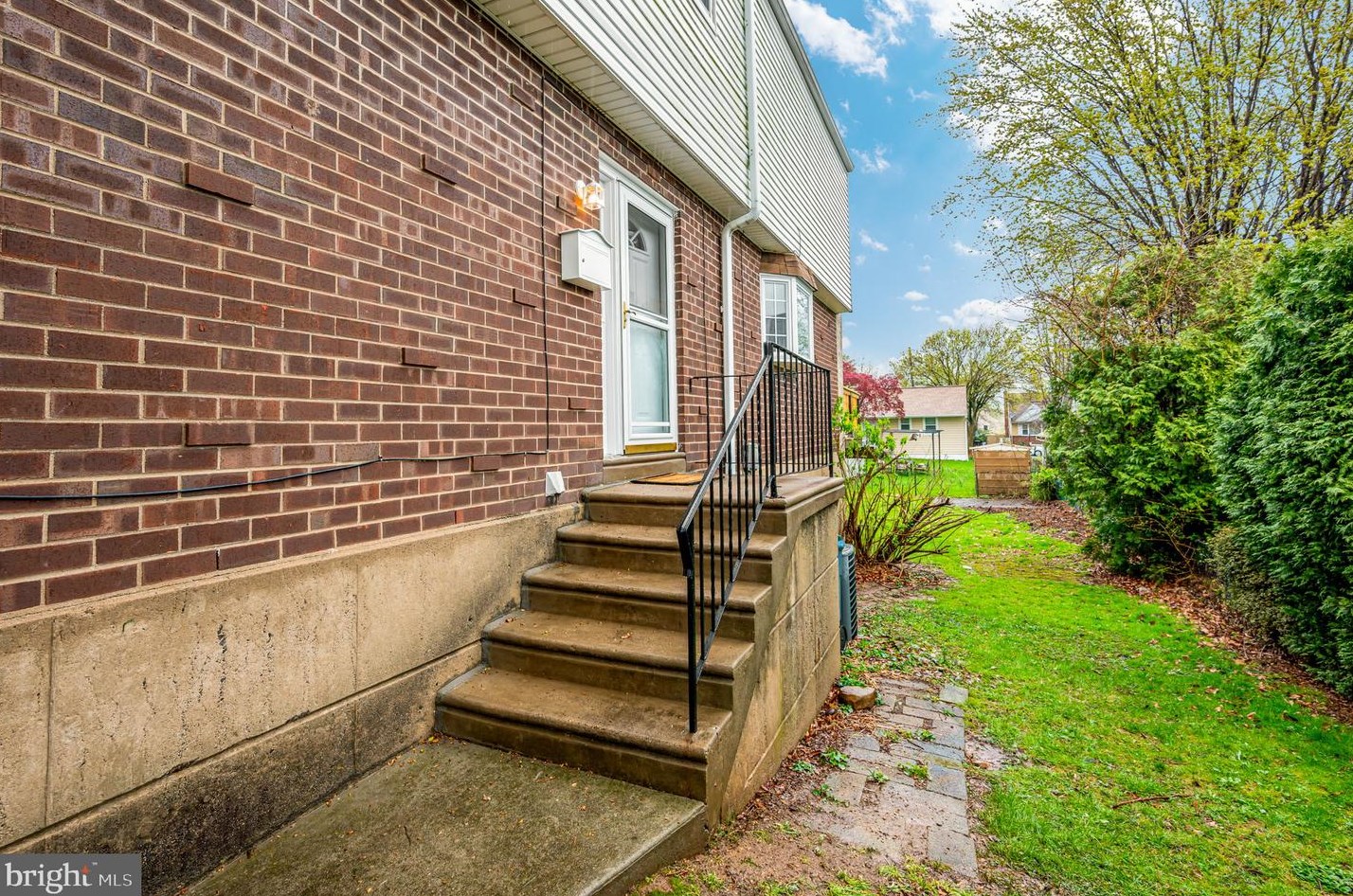 1957 Kentwood St, Philadelphia, PA 19116-3941