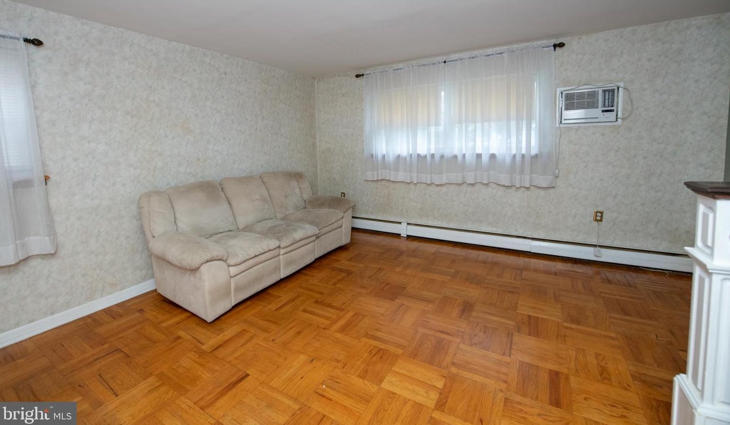 8332 Strahle Pl, Philadelphia, PA 19111-1418