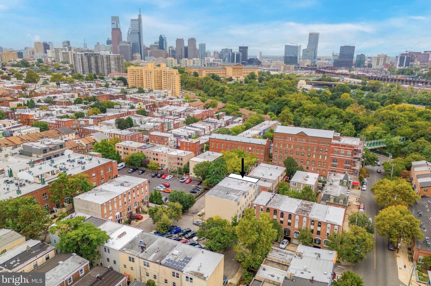 2822 Ogden St, Philadelphia PA 19130-1151 exterior