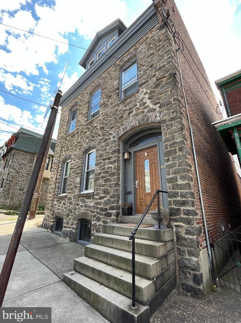 158 Salaignac St, Philadelphia, PA 19128-5210