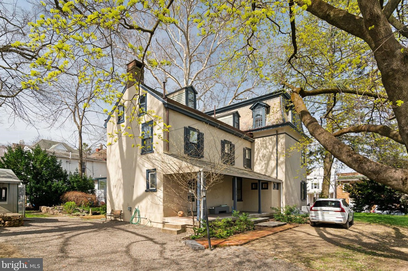 433 Green Ln, Philadelphia, PA 19128-3305