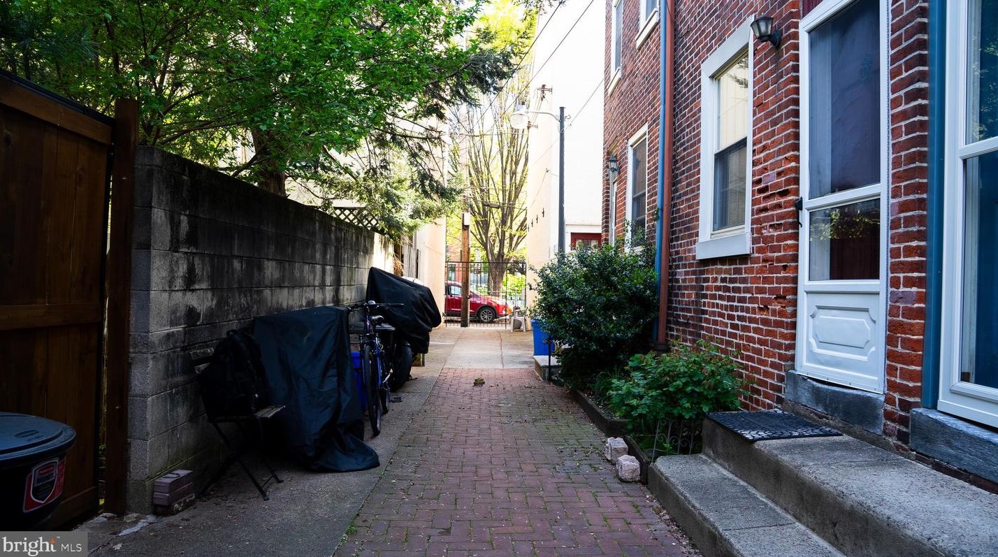 725 Pemberton St, Philadelphia, PA 19147-2039