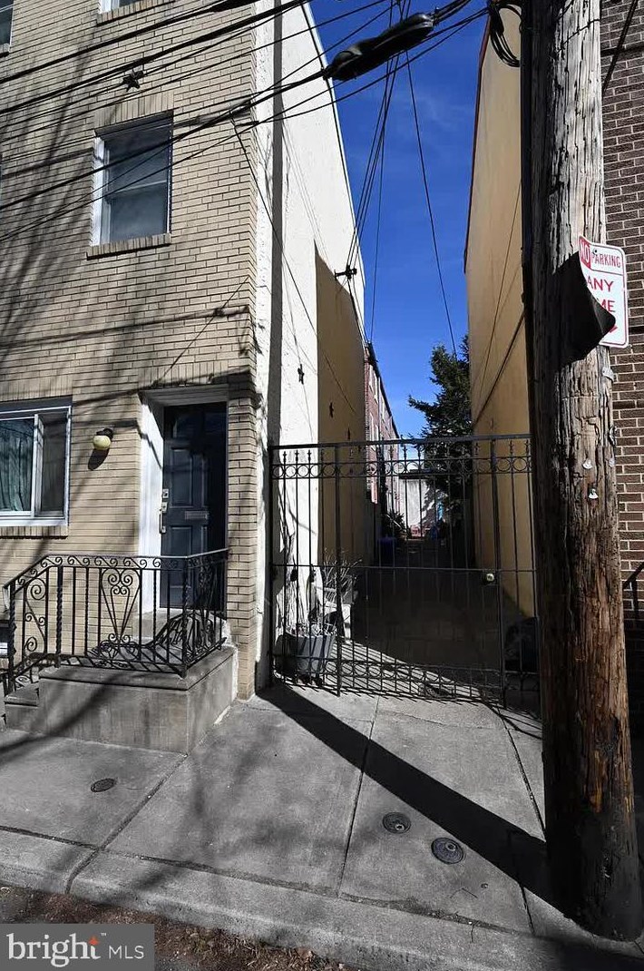 725 Pemberton St, Philadelphia PA  19147-2039 exterior