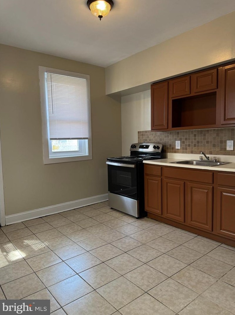 6527 Lambert St, Philadelphia, PA 19138-3112